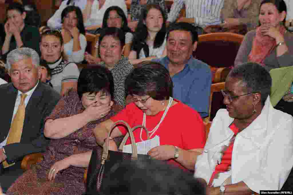 Вице-спикер Жогорку Кенеша Бодош Мамырова и экс-президент КР Роза Отунбаева. Рядом посол США в Кыргызстане Памела Спратлен