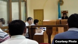 В зале суда по делу бывшего акима Жанаозена Орака Сарбопеева. Фото предоставлено независимым блогером Диной Байдильдаевой.   Актау, 25 мая 2012 года.