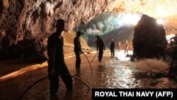Діти зникли 23 червня в провінції Таїланду Чіанґ-Рай після того, як печера, куди вони пішли на екскурсію, була частково затоплена зливою.
