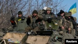 Украин аскерлери Дебальцовонун атрабын таштап кетишүүдө. 18-февраль 2015