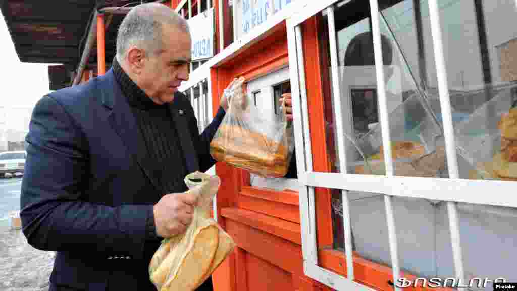 Armenia - Opposition presidential candidate Raffi Hovannisian campaigns in Yerevan, 22Jan2013.