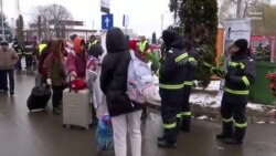 Ռումինիայի հրշեջները Կանանց միջազգային օրվա առիթով ծաղիկներ են նվիրում կին փախստականներին