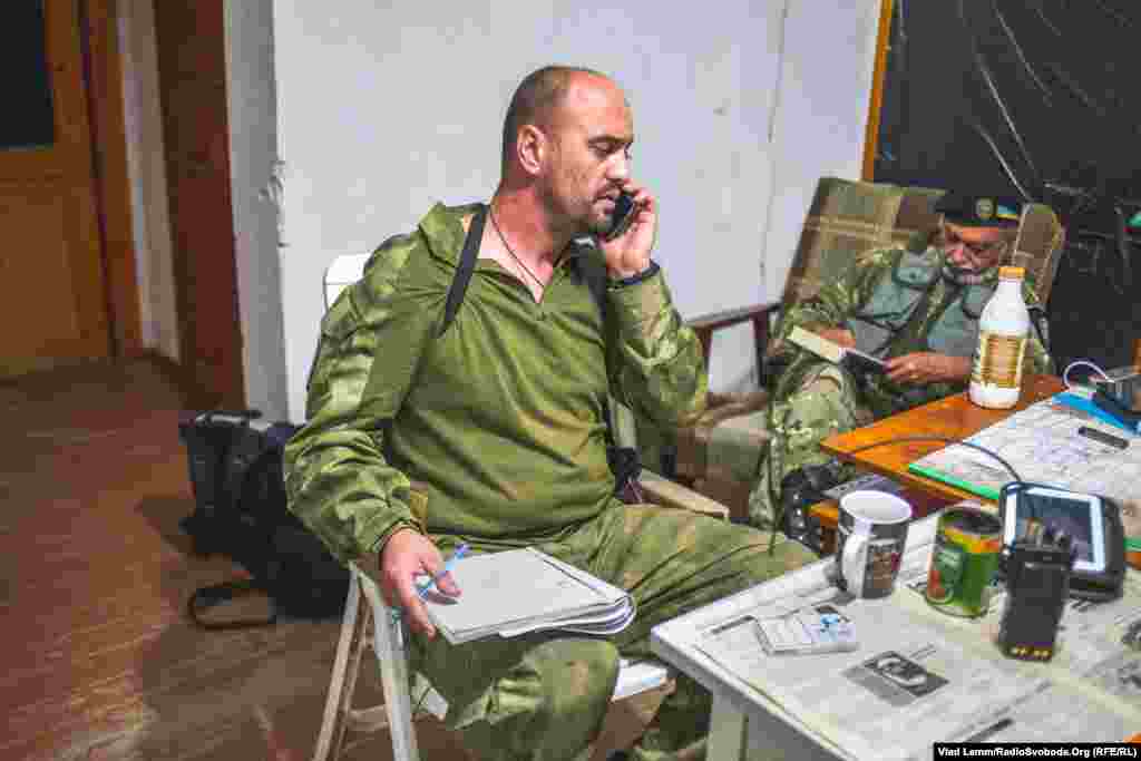 Боєць з позивним &laquo;Шут&raquo; записує в журнал обстріли по українських позиціях