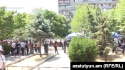 Группы сторонников и противников Роберта Кочаряна перед зданием Алелляционного суда, Ереван, 14 июня 2019 г․