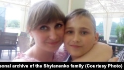 Роман Шияненко з мамою Анною. Фото: з архівів родини