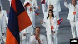 Ալբերտ Ազարյանը առաջնորդում է Հայաստանի պատվիրակությունը Պեկինի Օլիմպիադայի բացման արարողությանը, 8-ը օգոստոսի, 2008թ.