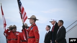 Президент США Дональд Трамп выходит из самолета Air Force One по прибытии в международный аэропорт Калгари перед началом саммита G7 в Калгари, Канада, 15 июня 2025 года