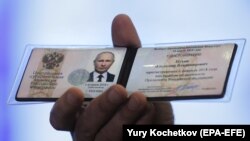 Як очікують, уже в першому турі виборів, що призначений на 18 березня, зі значним відривом переможе 65-річний Володимир Путін