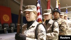 سربازان آمریکایی به همراه یک سرباز قرقیز در پایگاه مناس