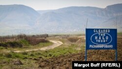 Табличка, показывающая, что указанная территория очищена от мин. Азербайджан. Нагорный Карабах.  