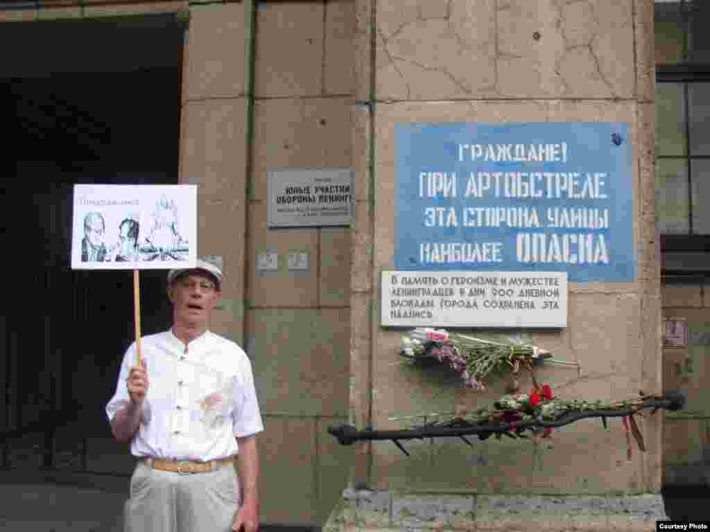 Только за первый день действия президентского указа в России было уничтожено 319 тонн продовольствия &mdash; фруктов, овощей, сыров, мяса.