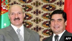Гурбангулы Бердымухаммедов и Александра Лукашенко, Ашхабад, 2009. (архивное фото)