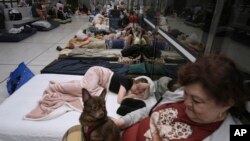 درمناطق مرکزی اسرائیل، بسیاری از مردم در ساختمان‌ها و خانه‌های قدیمی به زیر پله‌ها می‌شتابند یا اگر فرصت کنند خود را به پناهگاه محله می‌رسانند