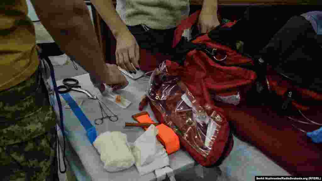 Медики собирают инструмент в медицинскую сумку, в соответствии со списком. Даже отсутствие чего-то незначительного в экстренной ситуации может привести к фатальным последствиям