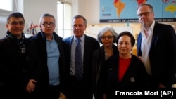 از راست به چپ: کریستوف دولوار، شیرین عبادی، منیره برادران، ایرج مصداقی، تقی رحمانی و رضا معینی در مراسم رونمایی از پرونده رایانه ای قضایی که نام حدود دو میلیون نفر در آن به ثبت رسیده است.