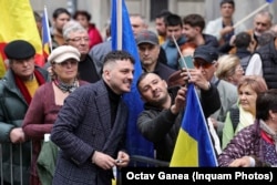 Virgil Alexandru Zidaru, zis Makaveli, a intrat public în anturajul liderei partidului extremist Diana Șoșoacă după alegerile prezidențiale anulate din 2024.