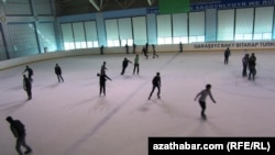 Bu köşgüň işgäriniň aýtmagyna görä, hepdäniň dynç günleri Buzly köşgüne gelýän adamlaryň sany köp.