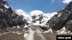 Борбор Азиядагы мөңгүлөрдүн 45% Кыргызстандын тоолорунда жатат. Кошуна мамлекеттерден айырмаланып Кыргызстандын аймагына суу агып кирбейт. Сүрөттө Кара-Баткак мөңгүсү.