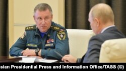 Орусиянын өзгөчө кырдаалдар министри Евгений Зиничев менен Орусиянын президенти Владимир Путин.  