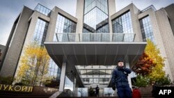 ساختمان مرکزی شرکت نفتی «لوک‌اویل» در مسکو، یکم آبان ۱۴۰۴
