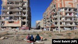 برخی از رسانه‌های ایران گزارش‌هایی از کمبود چادر و دیگر نیازهای اولیه در مناطق زلزله زده منتشر کرده‌اند.
