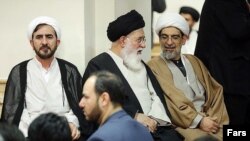 علی مظفری (چپ) در کنار احمد علم‌الهدی