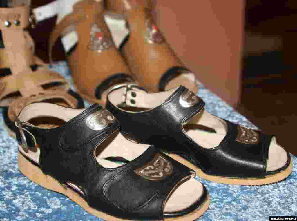 Модная обувь в этническом стиле. Мастер Бактыбек Байызов (Бишкекское профтехучилище № 92)