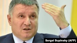 Колишній міністр внутрішніх справ України Арсен Аваков (на фото) після відставки на кілька місяців зник із публічного простору, але в листопаді 2021 року знову став виголошувати політичні заяви