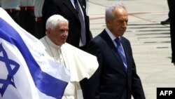 پاپ بندیکت شانزدهم در کنار شیمون پرز در فرودگاه بن گوریون تل آویو