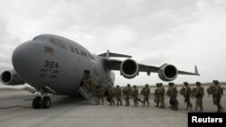 Направляющиеся в Афганистан солдаты, Центр транзитных перевозок «Манас». 5 апреля 2011 года.