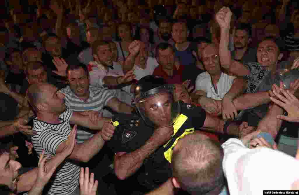 Ризасызлык белдерүчеләр парламент бинасына бәреп керергә теләгәч бәрелешләр башланды.