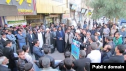 تجمع در بیرون از محل سخنرانی موسوی لاری -عکس از کلمه