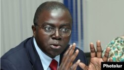 Глава ереванского офиса Всемирного банка Жан-Мишель Аппи на пресс-конференции, Ереван, 17 февраля 2012 г. 