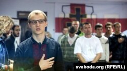 Сустаршыня «Маладога фронту» Зьміцер Дашкевіч і іншыя сябры актывісты арганізацыі, падчас зьезду 12 верасьня 2015 году
