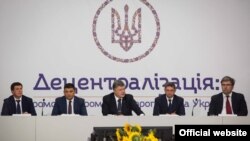 Зустріч президента України Петра Порошенка із представниками територіальних громад «Децентралізація: спроможна громада – європейська Україна». Київ, 25 серпня 2015 року