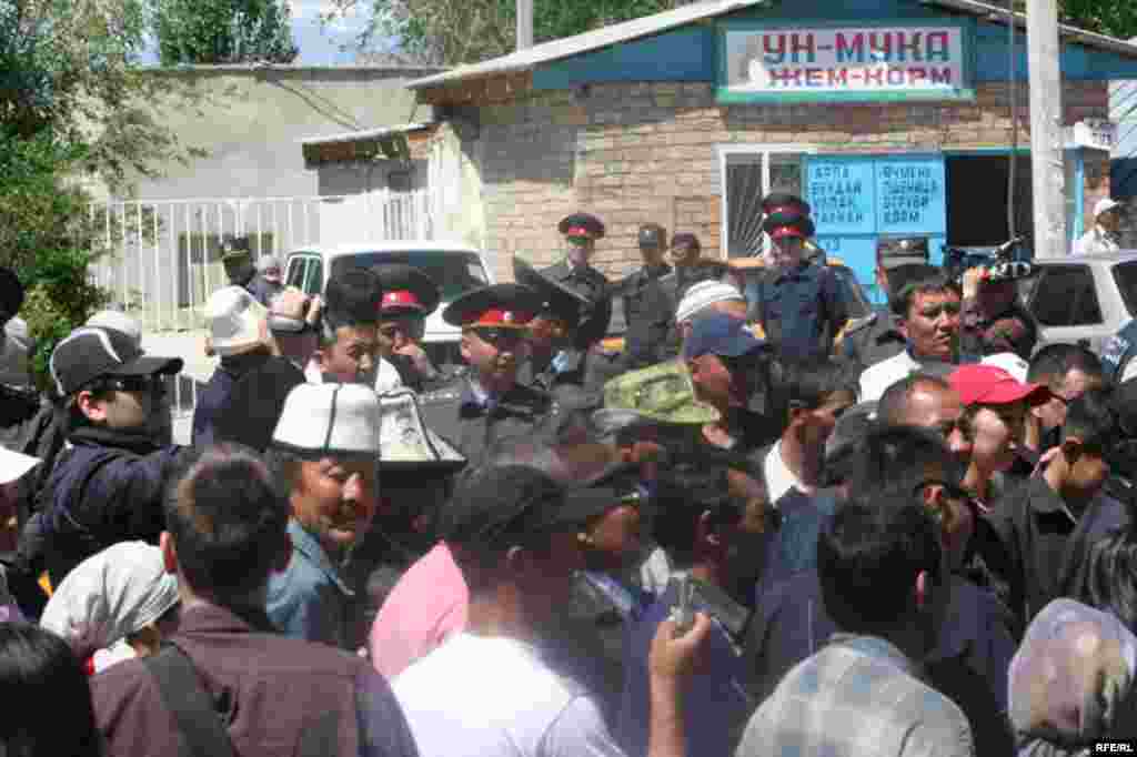 Түпкө өтө албай, ар кай жактан сүрүлгөн оппозициянын өкүлдөрү акыры  Балыкчыга жыйналышты. - kyrgyzstan - Participants of the Opposition Rally Dispersed By Kyrgyz Police in Ysyk-Kol Region. 31May2009
