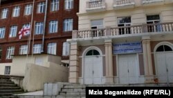 Директор школы имени Демиреля Нино Кавтиашвили не согласна с выдвинутыми обвинениями и говорит, что дело сфабриковано