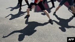 Нине нравится заниматься с детьми, но она приходит в отчаяние, когда видит, как они социализируются и обрастают комплексами