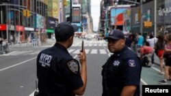 Нью-Йорктогу полиция кызматкерлери. 