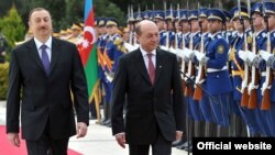 Президент Азербайджана Ильхам Алиев (слева) со своим румынским коллегой Траяном Басеску, Баку, 18 апреля 2011 г. 