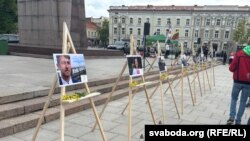 Партрэты памерлых у беларускіх турмах на акцыі салідарнасьці зь беларускімі палітвязьнямі ў Вільні. 18 траўня 2025