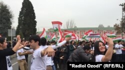 Душанбедегі "Ұлт көшбасшысы" заңын қолдау