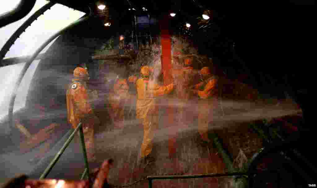 Росія &ndash; Члени екіпажу атомного підводного човна &laquo;Карелія&raquo; під час навчань на живучість у навчальному комплексі Північного флоту в Мурманській області, 14 березня 2013 року.