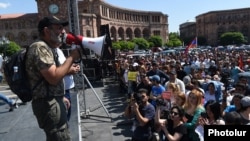Armenia - Opposition leader Nikol Pashinian addresses supporters in Yerevan's Republic Square, 26 April 2018.