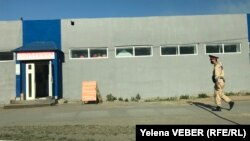 Полицейский идет по улице города Темиртау, 29 мая 2020 года.