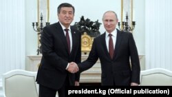 Президенты Кыргызстана и России Сооронбай Жээнбеков и Владимир Путин. Москва, 29 ноября 2017 года.