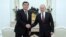 Президенты Кыргызстана и России Сооронбай Жээнбеков и Владимир Путин. Москва, 29 ноября 2017 года.