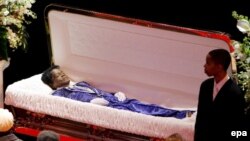 پدرخوانده موسيقی سول سياهان آمريکا، جيمز براون، کسی است که موسيقی مدرن روز را به سوی ريتم اند بلوز، فانک، هيپ هاپ و ديسکو هدايت کرد.