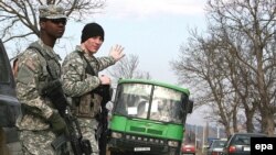 Әлегә Косово урамнарында БМО идарәсендәге американ хәрбиләре