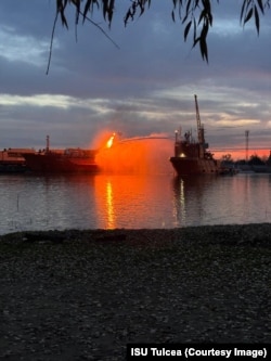 Пожар на танкере в порту Измаила после российского удара